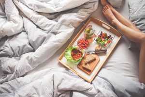 Najlepsze sposoby naturalnej pielęgnacji skóry suchej na dłonie