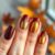 Dwa kolory na paznokciach: trendy i techniki jesiennego manicure